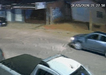 V&iacute;deo mostra momento em que motoentregador &eacute; atropelado ap&oacute;s bater em carro