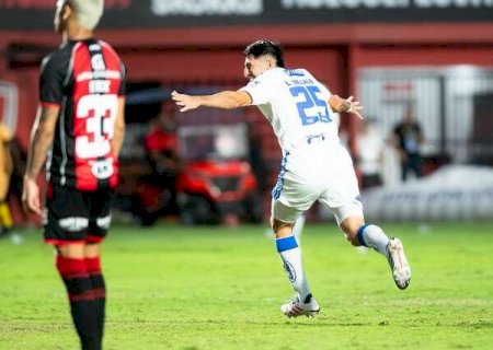 Cruzeiro vira sobre o Vit&oacute;ria e encosta no G-4 do Brasileir&atilde;o