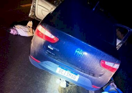 Pol&iacute;cia atira 18 vezes em pneus de carro roubado ap&oacute;s fuga de posto