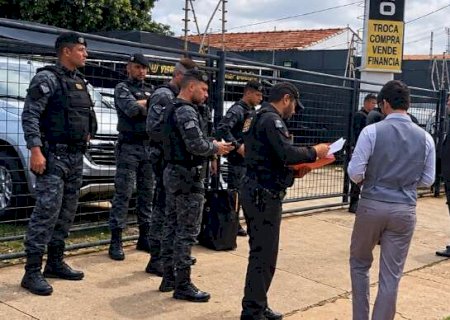 Gaeco deixa garagem com dois malotes ap&oacute;s 1h30 de buscas na Bandeirantes