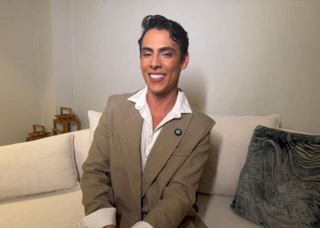 Theo vai al&eacute;m dos memes e fala de CLT, autoestima e coragem na vida