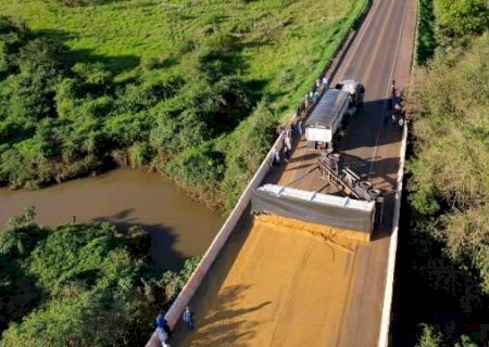 Tombamento mant&eacute;m congestionamento na BR-060 por mais de tr&ecirc;s horas