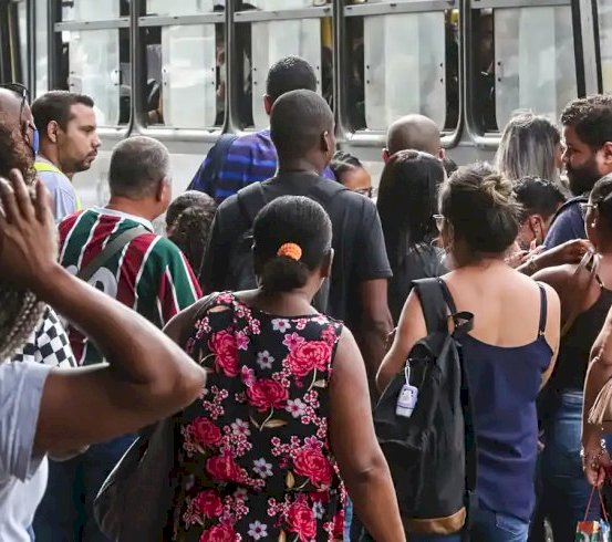 Número de pessoas em busca de emprego há dois anos ou mais cai 21,7%
