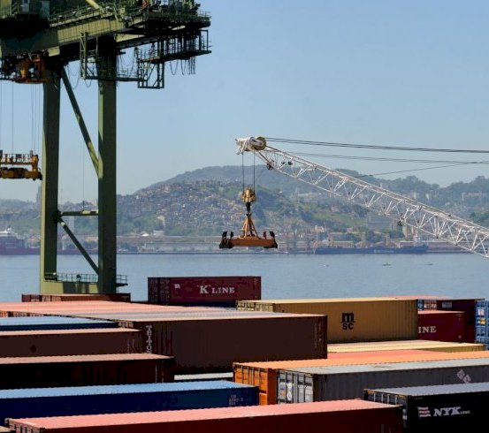 Balança comercial tem superávit de US$ 7,4 bilhões em agosto
