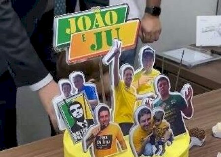 Deputado segue fiel a Bolsonaro até no bolo de aniversário