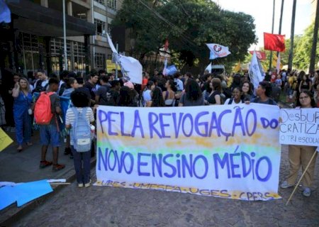 Governo Lula vai suspender implementação do novo ensino médio e mudanças no Enem