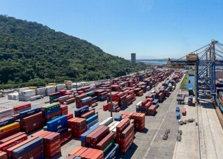 Balança comercial terá queda de exportação e mais importações, diz AEB