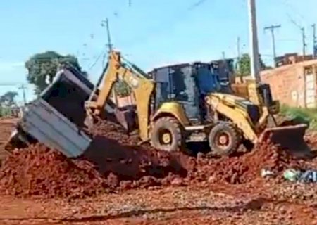Durante obras no Ramez Tebet, caminhão da Prefeitura cai em buraco tapado com terra