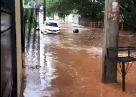 VÍDEO: Alagamentos no Jardim Bela Vista ocorrem por causa de obra e lixo em nascente, diz advogada