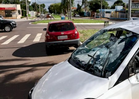 Em rotatória, HB20 capota ao ser atingido por Celta no Carandá Bosque