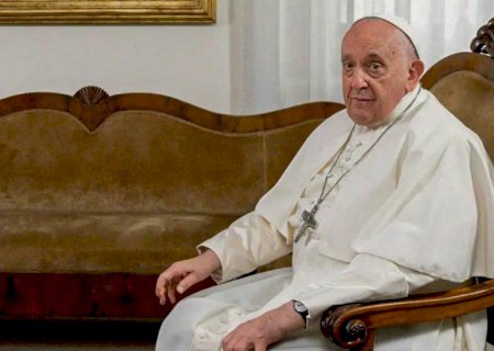 Papa Francisco tem mais uma noite tranquila, mas permanece em estado crítico, diz Vaticano