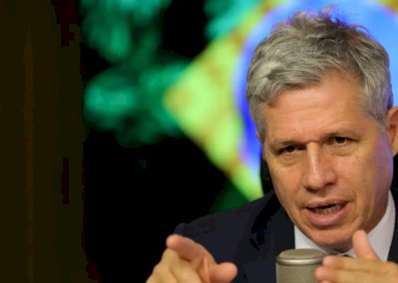 Alimentos estão mais baratos, mas preços devem cair mais, diz ministro