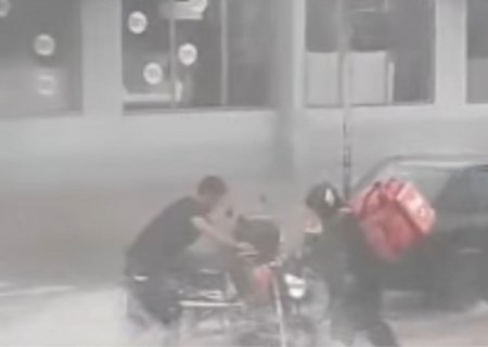 VÍDEO: Enxurrada durante forte chuva arrasta moto no Centro de Campo Grande