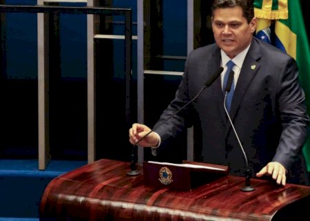 Anistia a golpistas não é assunto dos brasileiros, diz Alcolumbre