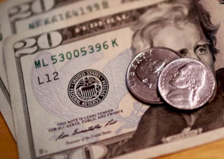 Dólar cai para R$ 5,68 e fecha no menor nível desde novembro