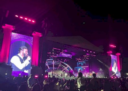 Gusttavo Lima inicia show com orquestra, mas  música sanfonada faz campo-grandenses dançarem agarradinho