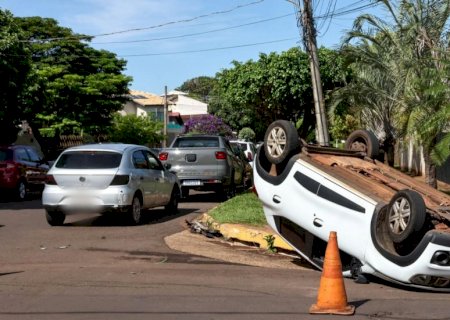 VÍDEO: Motorista não respeita sinalização e provoca capotamento em Campo Grande
