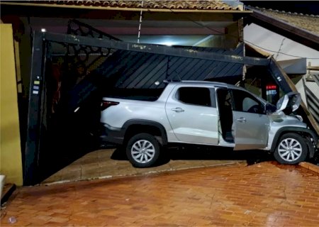 Motorista perde controle e derruba portão de casa na Vila Planalto em Campo Grande