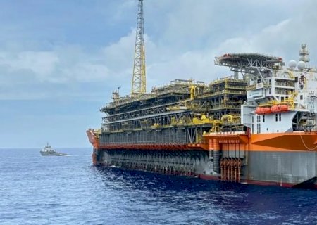 Maior plataforma de petróleo do Brasil inicia operação no pré-sal