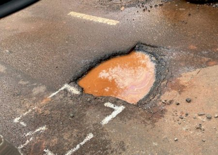Buraco na Rua 15 de Novembro preocupa motoristas em Campo Grande