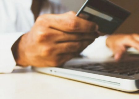 Consumo da alta renda e compras digitais elevam gastos com cartões