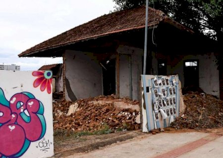 Bem histórico-cultural, casa de 103 anos é parcialmente demolida em Campo Grande