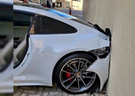 Garoto de 9 anos liga Porsche do vizinho e bate contra a parede em SC