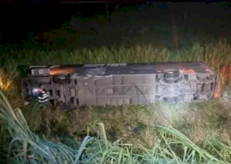 Menino de 12 anos morre e 25 pessoas ficam feridas após ônibus cair em Ribanceira