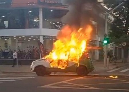 VÍDEO: Fiat Uno em chamas ‘andou’ sozinho na Afonso Pena