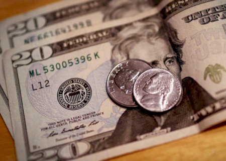 Dólar cai 2,71% e volta para R$ 5,75 com alívio em tarifas e Fed no radar