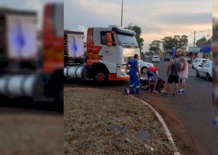 Colisão entre caminhão e Biz na Avenida Gunter Hans deixa motociclista ferida