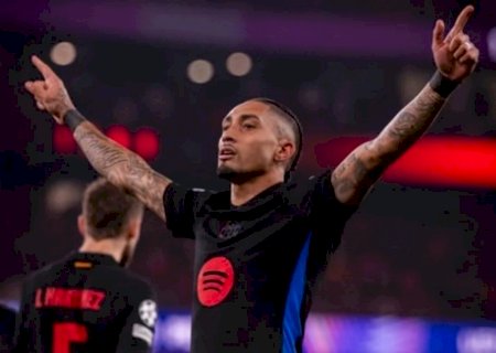 Raphinha decide e Barcelona supera Benfica com um a menos nas oitavas da Liga dos Campeões