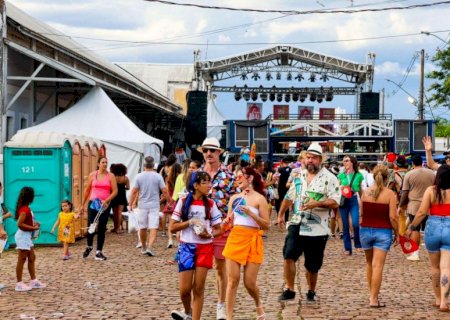 De ‘Táxi’ a ‘Me Mimei’, foliões campo-grandenses dão show nas fantasias de Carnaval