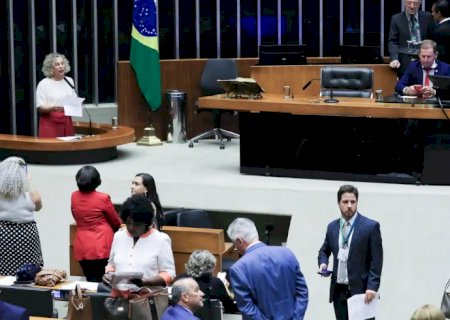 Câmara aprova atendimento prioritário para mães e pais atípicos no SUS