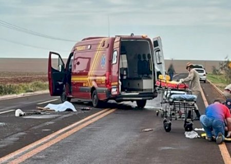 Rapaz morre e três ficam feridos após carro sair da pista e capotar
