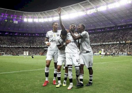 Botafogo vence Ceará por 2 a 0 e se mantém na briga pelo G-4 do Brasileirão