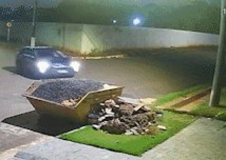 Carro desgovernado sobe em calçada e bate em muro de residência no Vilas Boas