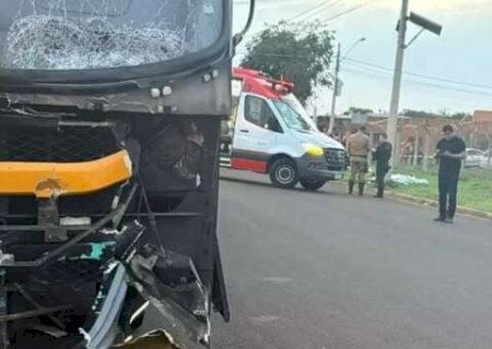 Tia e sobrinha morrem após colisão entre moto e ônibus