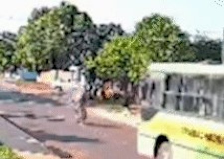 Condutor de moto invade contramão e fica em estado grave após bater em ônibus