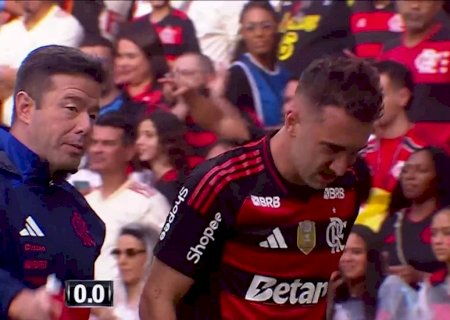 Léo Ortiz sente dores no tornozelo e deixa Maracanã com perna imobilizada em Flamengo x Palmeiras