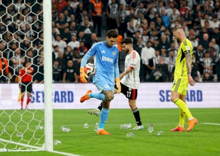 Goleiro Ederson é atingido por copos atirados em clássico na Turquia; veja vídeo