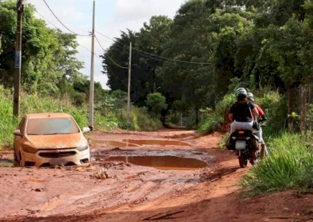 Carro ficou pelo caminho em rua encoberta por lama e água no Chácara dos Poderes