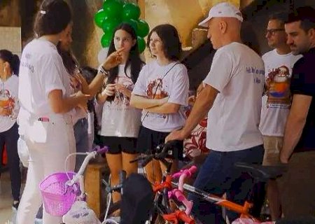 A&ccedil;&atilde;o natalina distribui presentes e almo&ccedil;o &agrave;s fam&iacute;lias do Jardim Sumatra