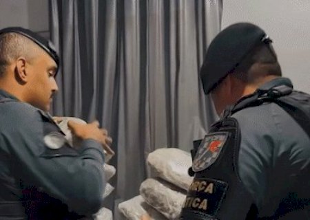 Usando coletes, homens dizem ser policiais e invadem casa para furtar droga