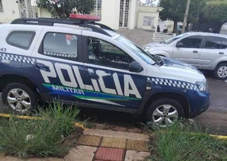 Viatura da PM &eacute; flagrada bloqueando rampa de acessibilidade em frente a hospital