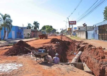 Prefeitura aproveita s&aacute;bado de sol para acelerar obras na Avenida Tr&ecirc;s Barras