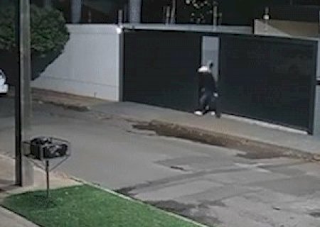 Arrastando cofre, trio invade casa e foge ao ser flagrado por vizinho