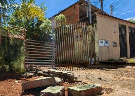 "Deu tremedeira", diz vizinho de casa que teve port&atilde;o derrubado por motoboys