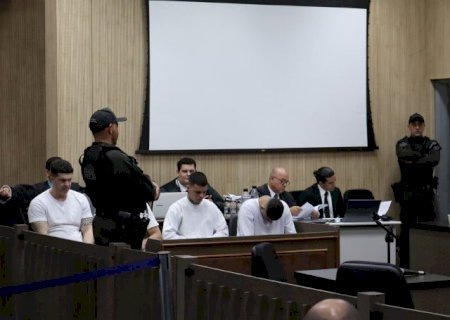 R&eacute;u por matar adolescentes tem j&uacute;ri adiado por falta de advogado