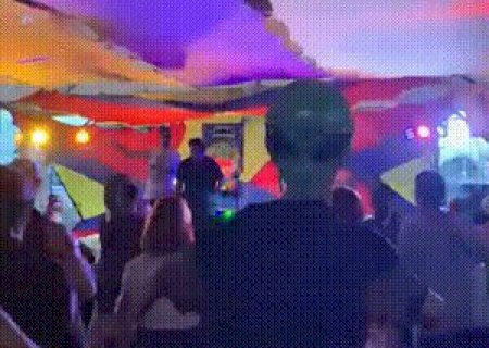 Bloco de eletr&ocirc;nica colocou a galera para fritar no meio da rua